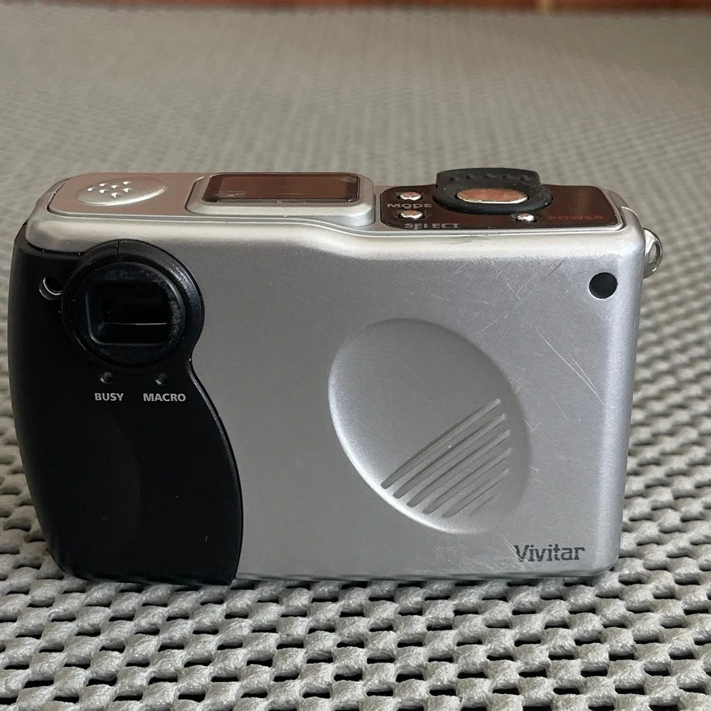 Lot of 3 Digital Cameras Vivitar Vivicam , 3 in 1 LCD, Vivitar T028